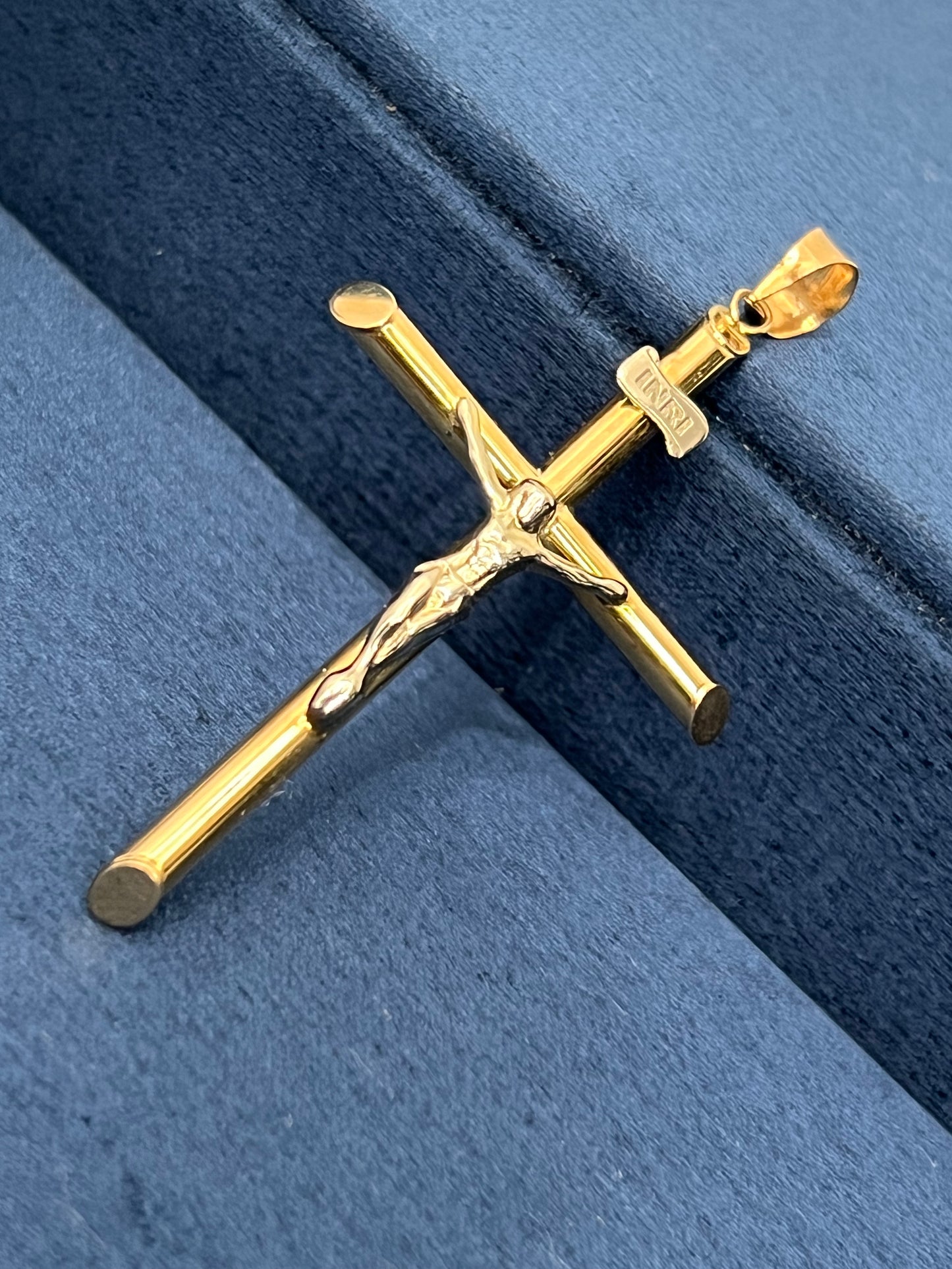 Cruz con cristo tubular