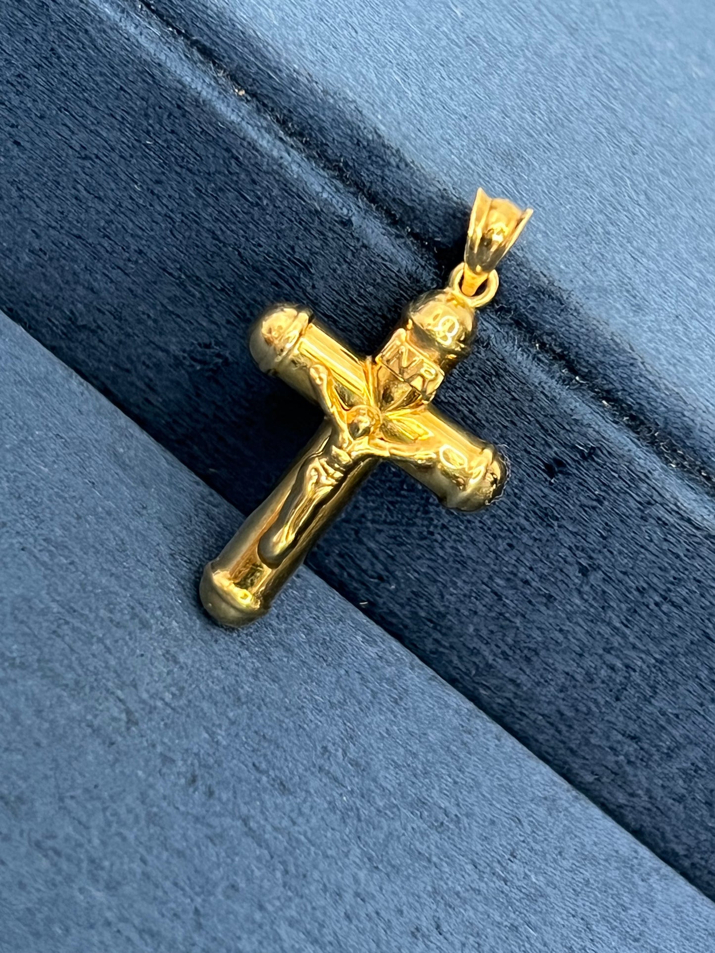 Cruz con cristo tubular