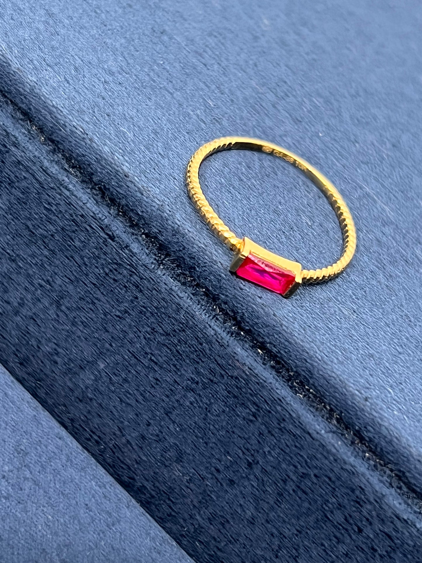 Anillo minimalista