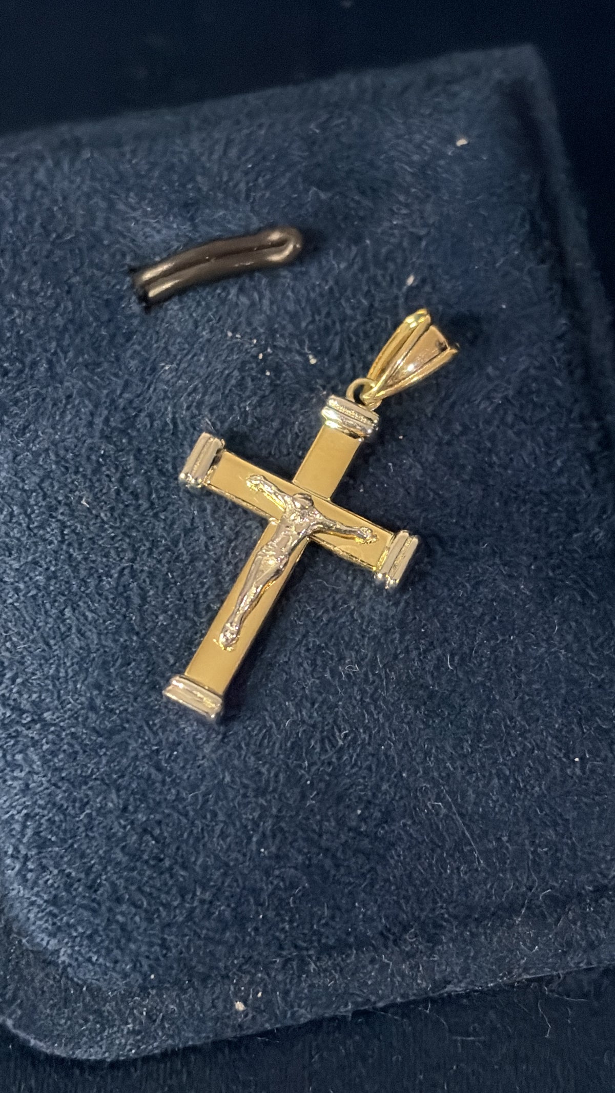Cristo cuadrado c/oro blanco.