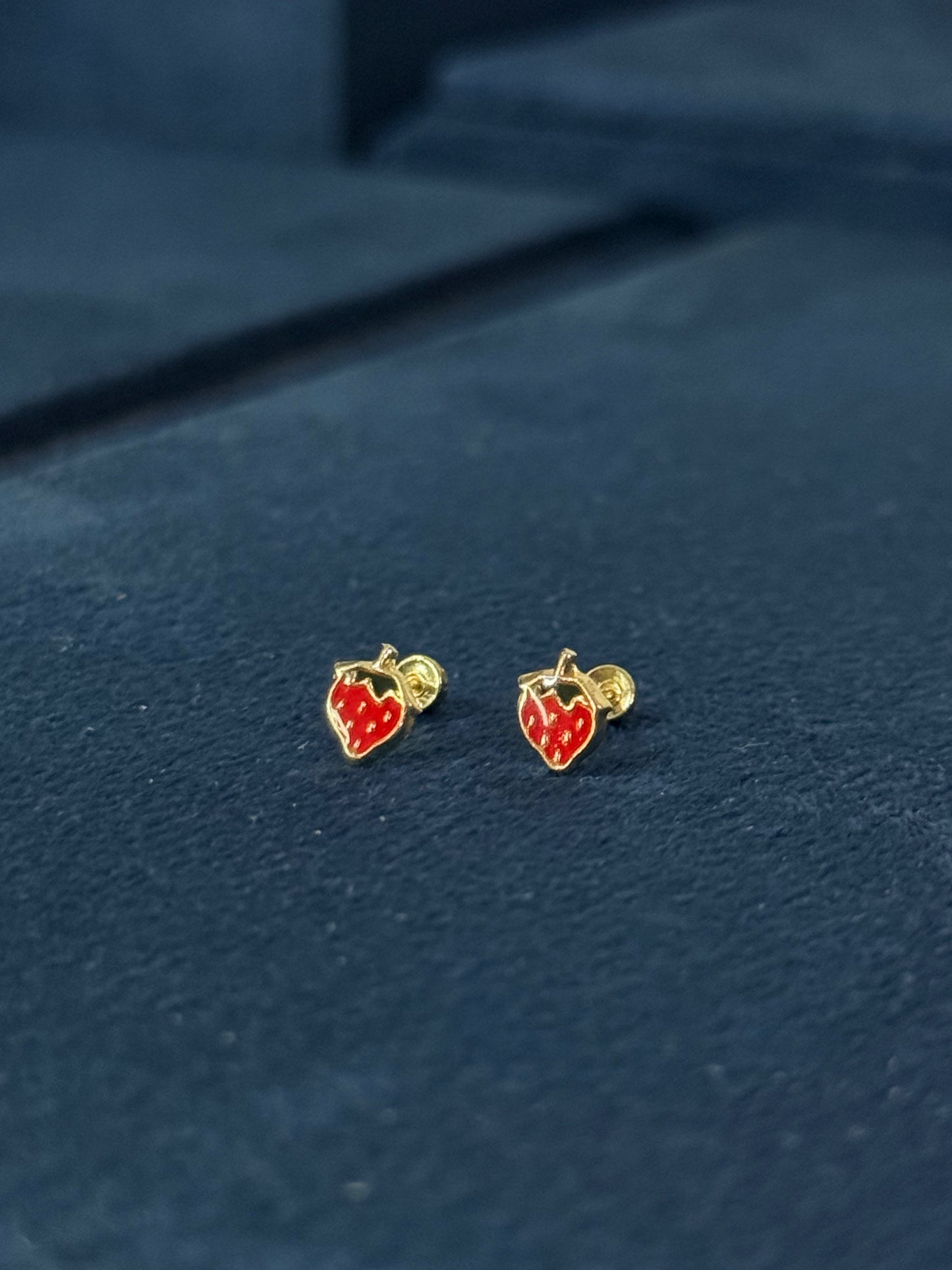 Aretes de fresa roja