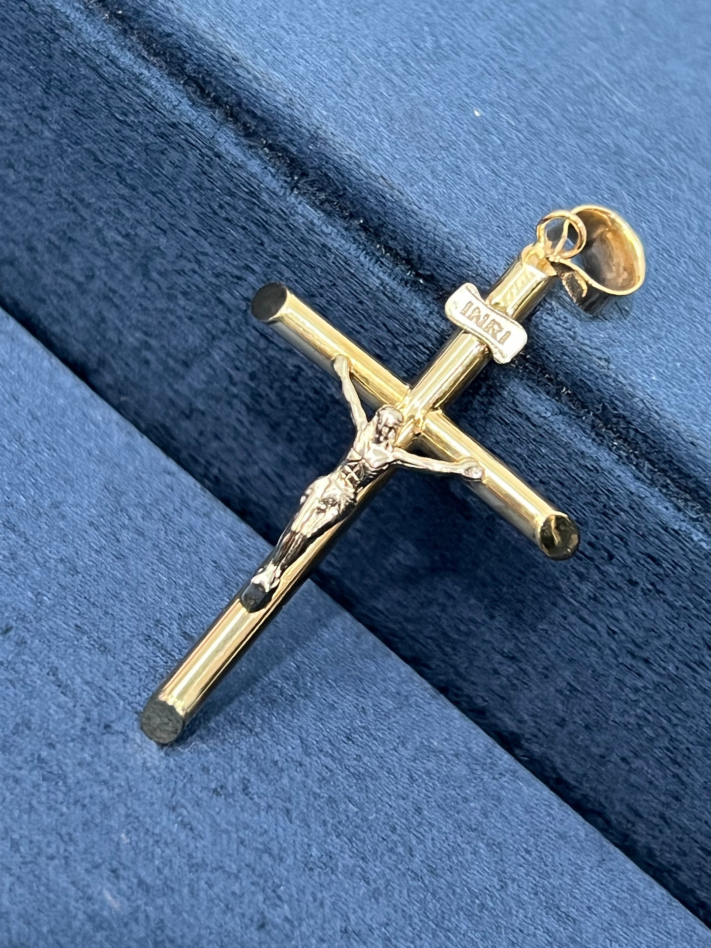 Cruz con cristo tubular