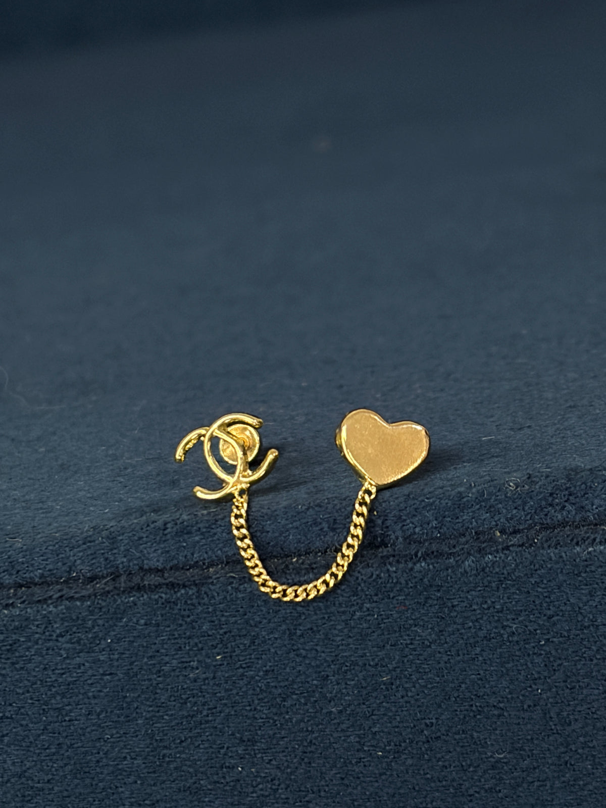 Aretes de broquel de cadena Chanel con corazón
