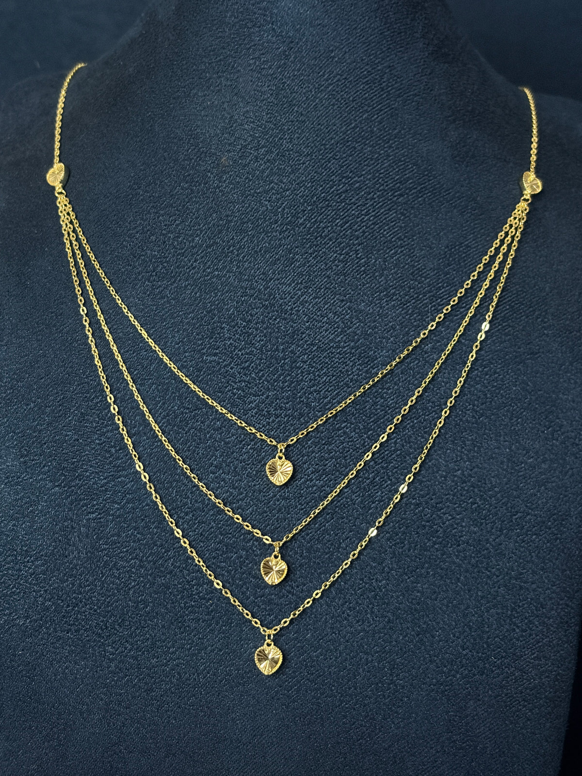 Gargantilla triple c/corazones diamantados.
