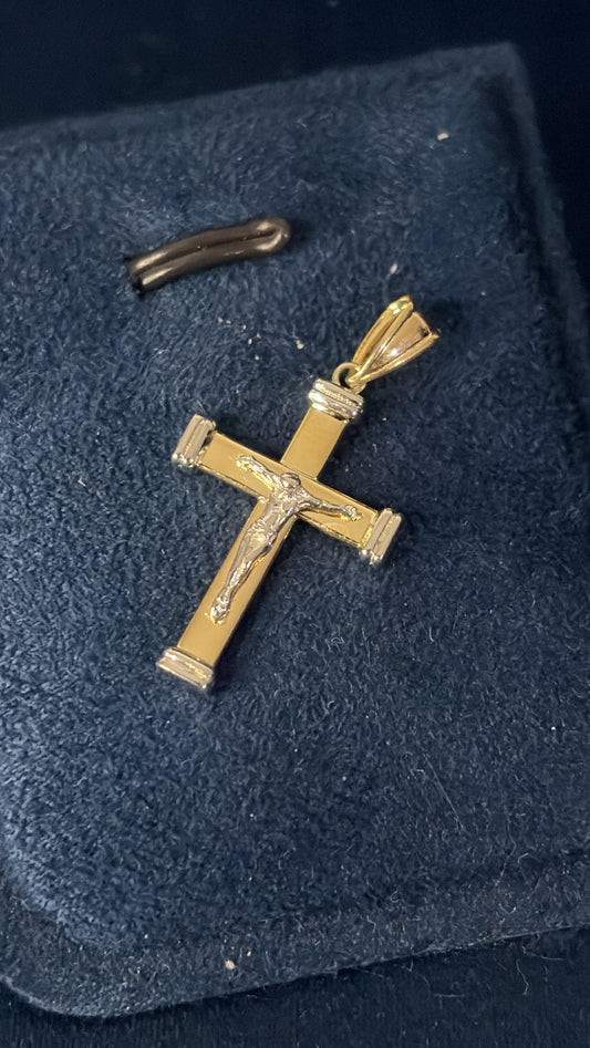 Cristo cuadrado c/oro blanco.