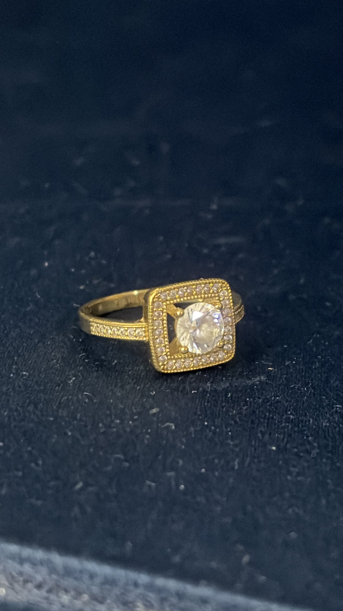 Anillo de compromiso cuadrado