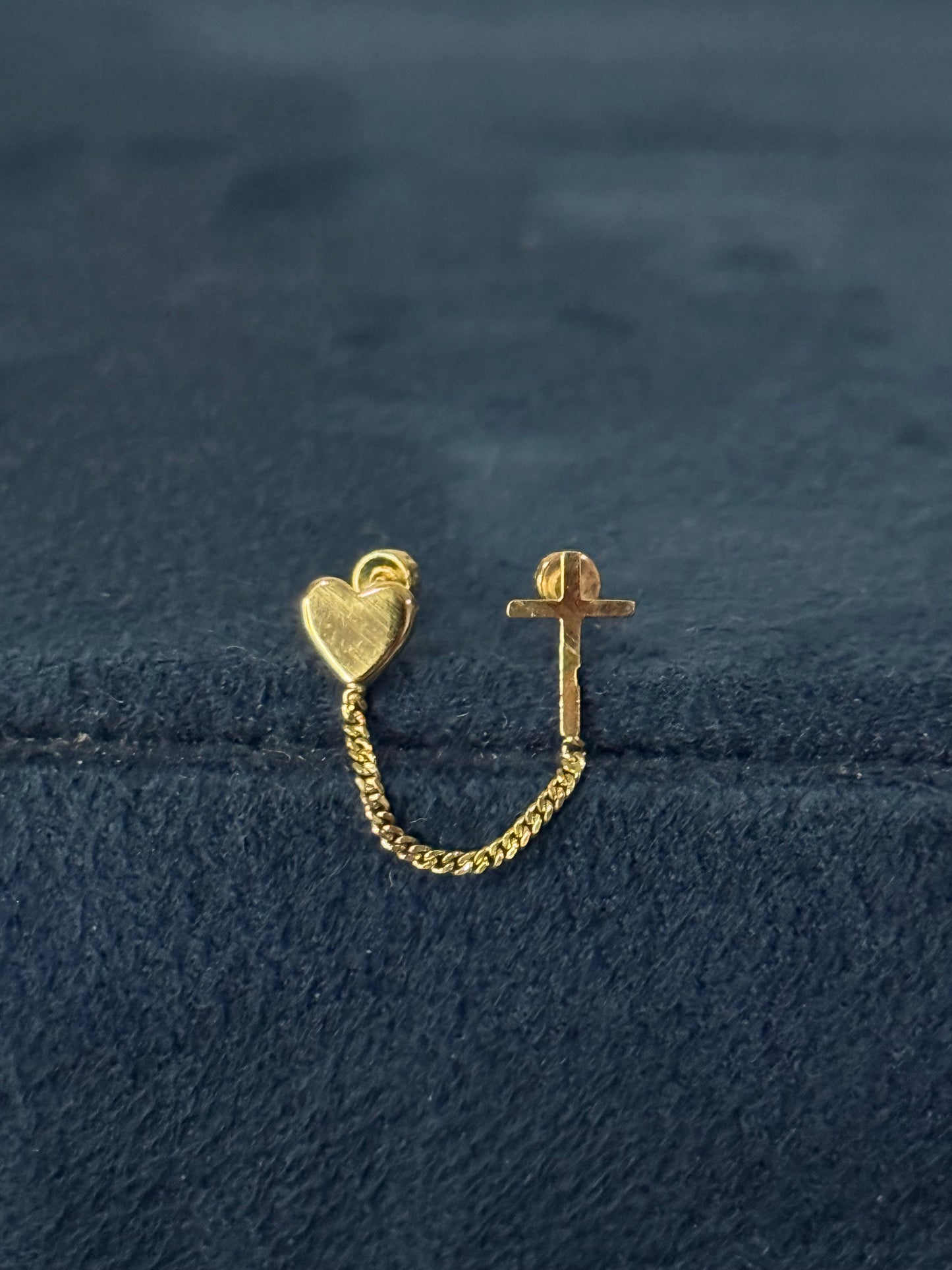 Aretes de cadena corazón c/cruz.