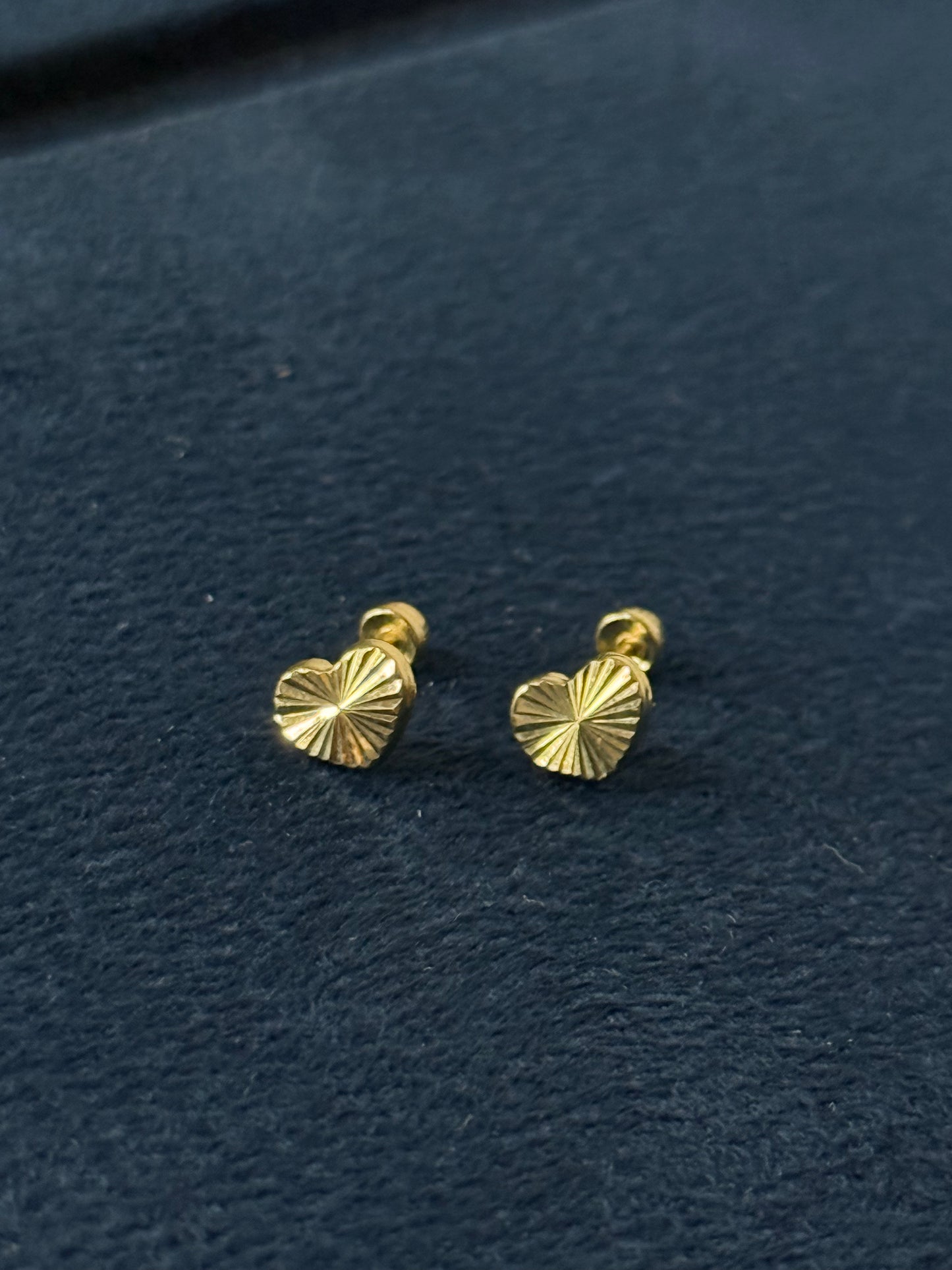 Aretes de corazón diamantados.