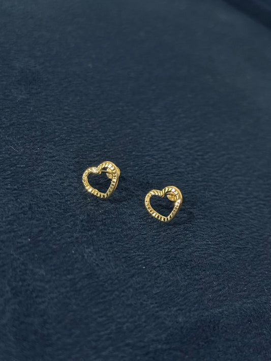 Aretes de corazón diamantado contorno